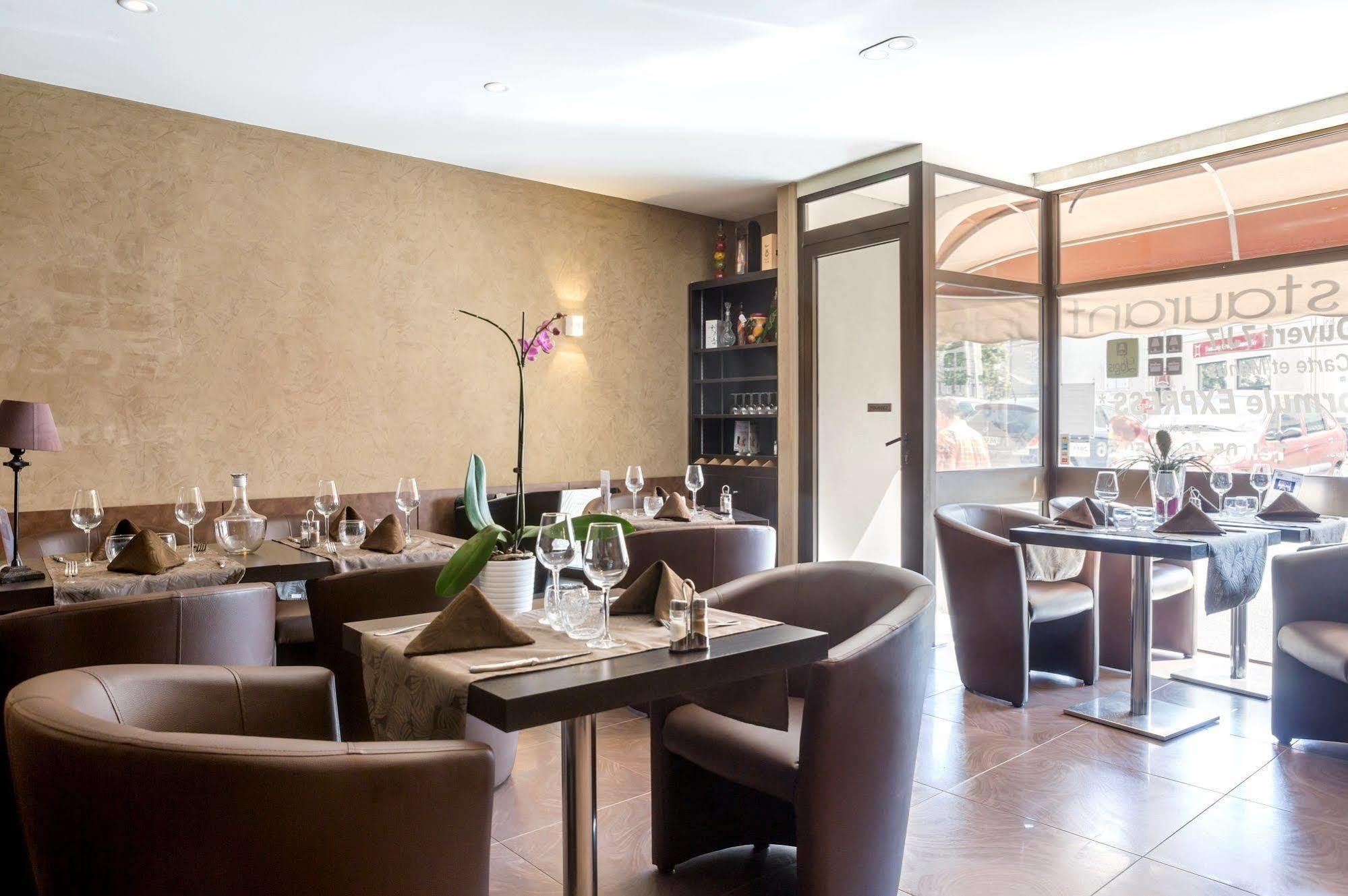 Hotel Restaurant De L'Ecu Jonzac Exteriér fotografie