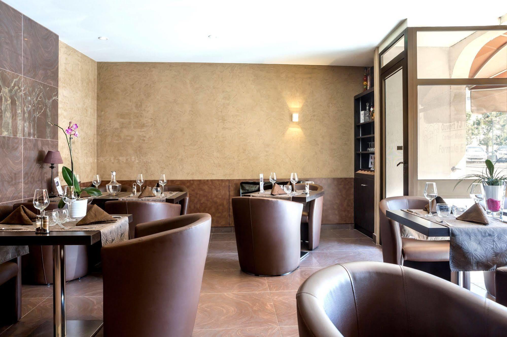Hotel Restaurant De L'Ecu Jonzac Exteriér fotografie