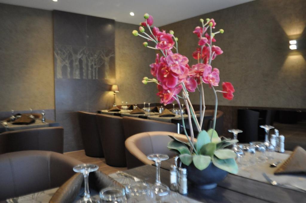 Hotel Restaurant De L'Ecu Jonzac Exteriér fotografie